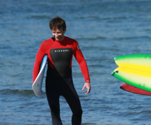 Maciej Musiał nad morzem z deską