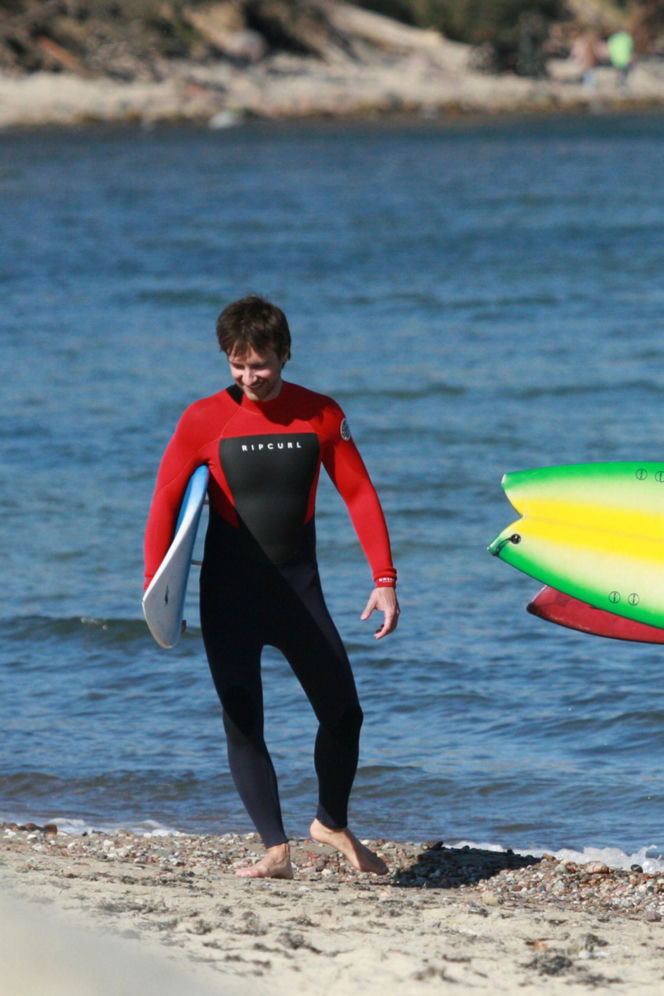 Maciej Musiał nad morzem z deską