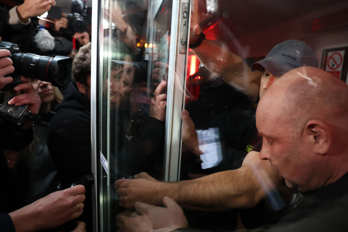 Awantura przed halą sportową w Końskich. Wezwano policję 