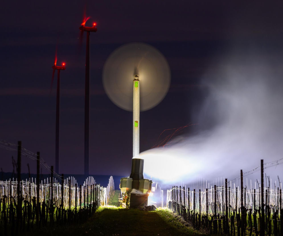 Przymrozki mocno dają się we znaki. W ruch poszły kable grzewcze, opryski wodą, świece