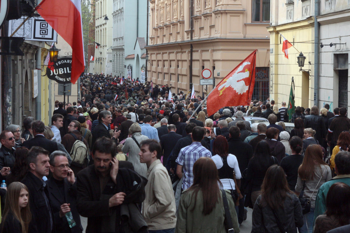 Morze łez, setki krakowian na ulicach. Tak żegnano ofiary katastrofy smoleńskiej 10 lat temu