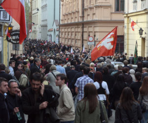 Morze łez, setki krakowian na ulicach. Tak żegnano ofiary katastrofy smoleńskiej 10 lat temu