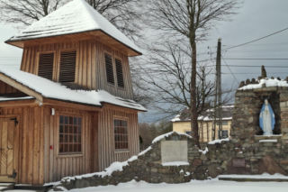 Mroczków. Ta wieś w świętokrzyskim skrywa modrzewiową perłę i mroczną historię