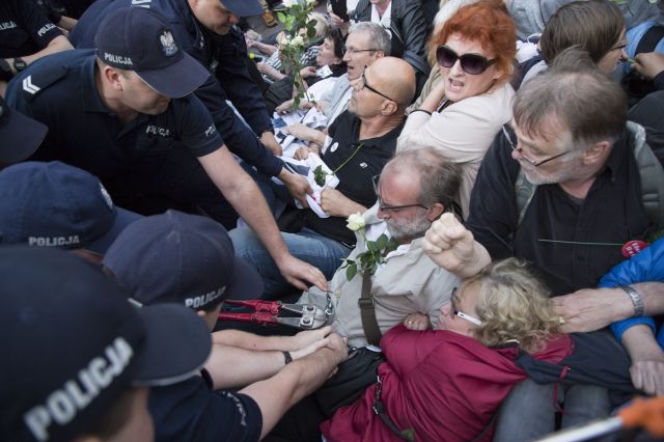 Miesięcznica smoleńska 10.07.2017. Protesty - o której i gdzie?