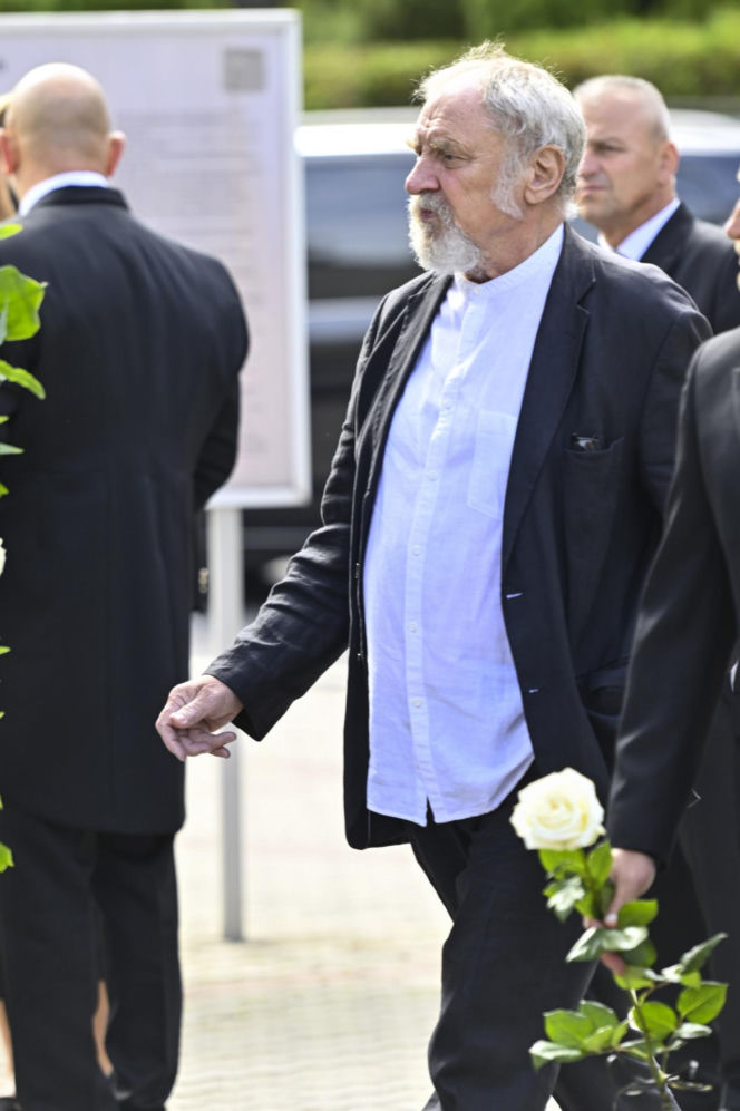 Zaskakujący widok na pogrzebie Frycza. Pojawili się żołnierze