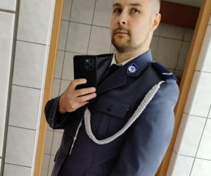 Zatrzymał groźnego przestępcę, przez sąd dostaje połowę pensji. Policjant, żeby żyć, dorabia w Żabce! Niewyobrażalny skandal