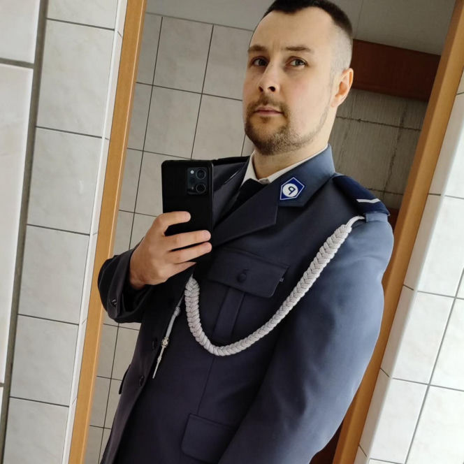 Zatrzymał groźnego przestępcę, przez sąd dostaje połowę pensji. Policjant, żeby żyć, dorabia w Żabce! "Niewyobrażalny skandal"