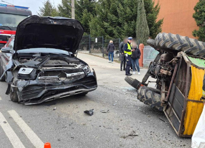 Zderzenie ciągnika rolniczego z Mercedesem w Starachowicach. 75-latek w szpitalu