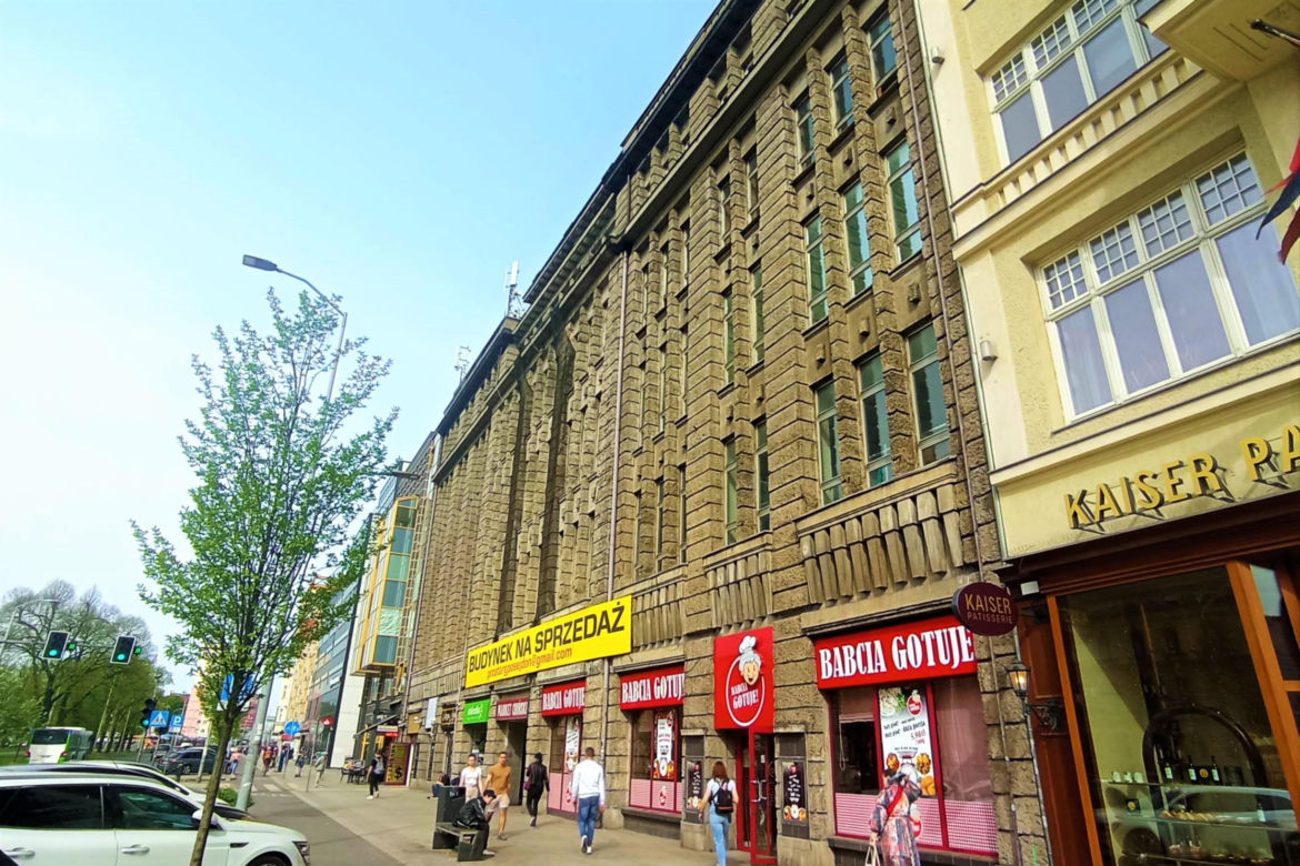 "Odzieżowiec" wystawiony na sprzedaż