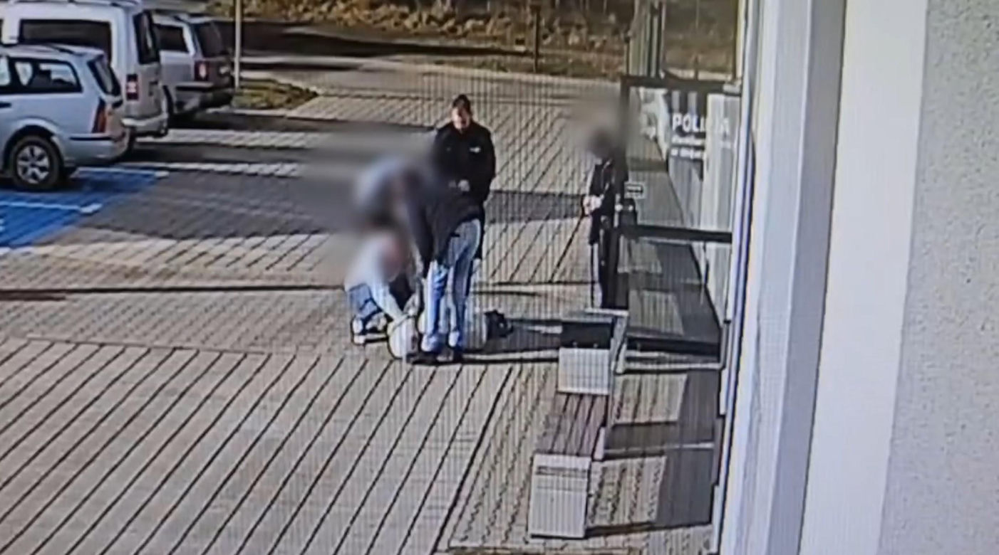 Dramatyczne sceny przed komisariatem.  Nagle upadła tuż pod oknami policjantów