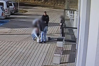 Dramatyczne sceny przed komisariatem.  Nagle upadła tuż pod oknami policjantów