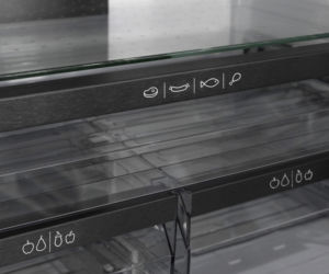 Lodówka VacPac Pro marki Sharp z modułem próżniowego pakowania żywności