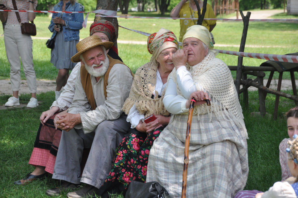 "Sami swoi. Początek". Filmowy kręcili sceny w Muzeum Wsi Kieleckiej w Tokarni