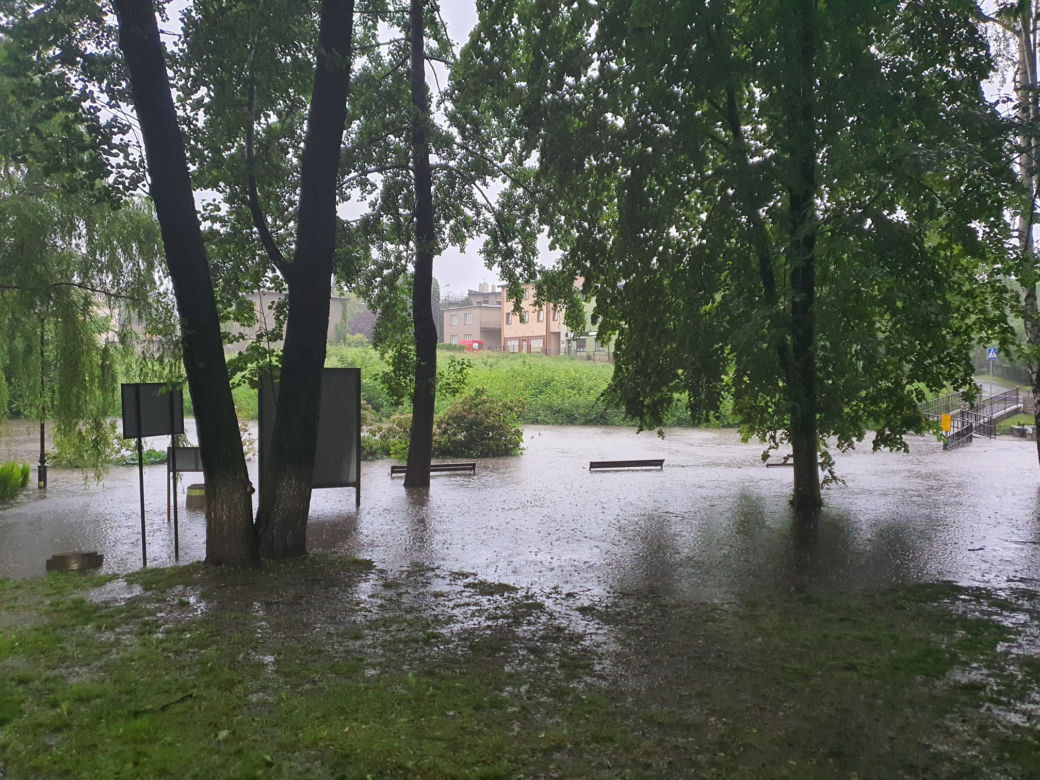 Potężne burze przeszły nad województwem śląskim. Zalane ulice, połamane drzewa i opóźnione pociągi [ZDJĘCIA]