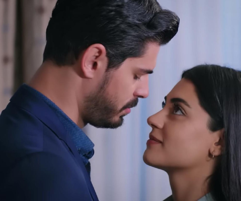 Hancer i Cihan, turecki serial Panna młoda, patrzą na siebie z bliska, wyrażając intymność i emocje przed ich pierwszą wspólną nocą. To kluczowy moment dla bohaterów, który wkrótce będzie dostępny na Super Seriale.