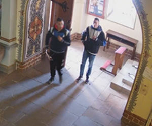 Okradli kościół. Są poszukiwani [ZDJĘCIA]