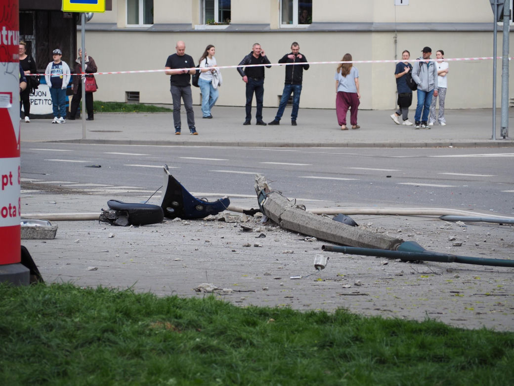 Autobus miejski wbił się w drzewo! Kilkanaście osób rannych