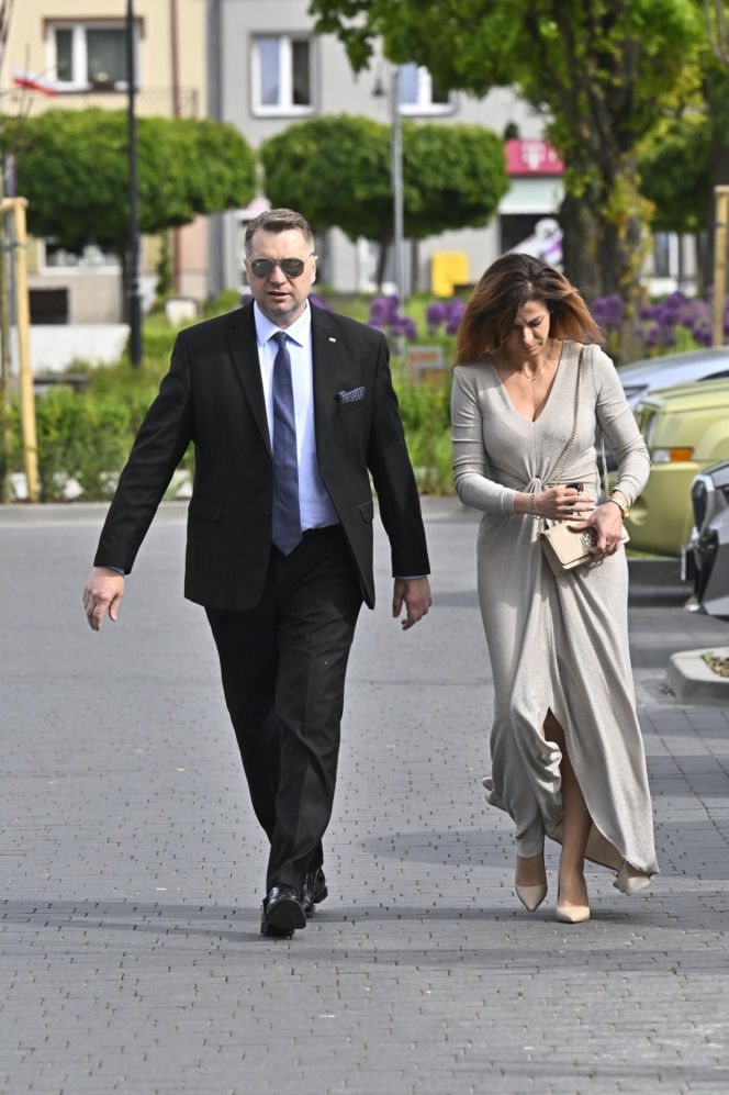 Przemysław Czarnek był królem parkietu we włoskim hotelu. Tam poznał piękną małżonkę [ZDJĘCIA]