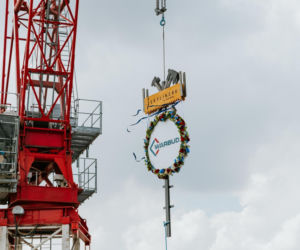 Wiecha zawisła nad wieżowcem Skyliner II
