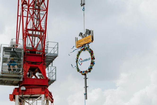 Wiecha zawisła nad wieżowcem Skyliner II