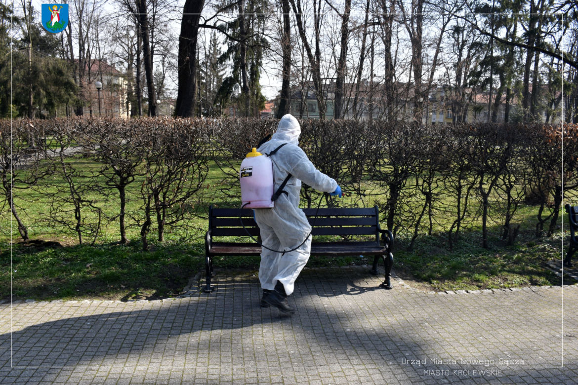 Białe kombinezony i Virkon. Tak w Nowym Sączu walczą z epidemią koronawirusa! 