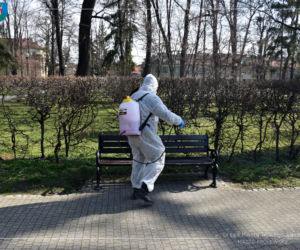 Białe kombinezony i Virkon. Tak w Nowym Sączu walczą z epidemią koronawirusa! 