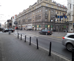 Po zmianie ruchu w centrum Wrocławia kierowcy pchają się prosto pod tramwaje!