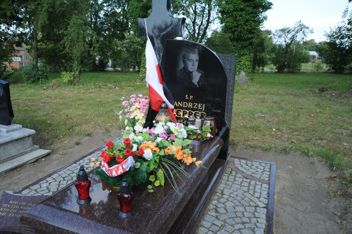 Tak wygląda grób Leppera w 8 rocznicę śmierci