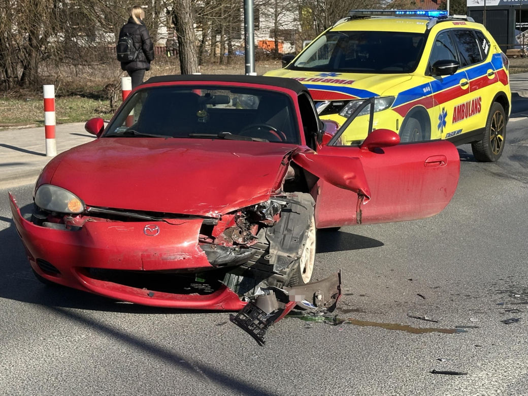 Motocyklista trafił do szpitala. Kierowca mazdy wymusił pierwszeństwo. Koszmarny wypadek w Warszawie