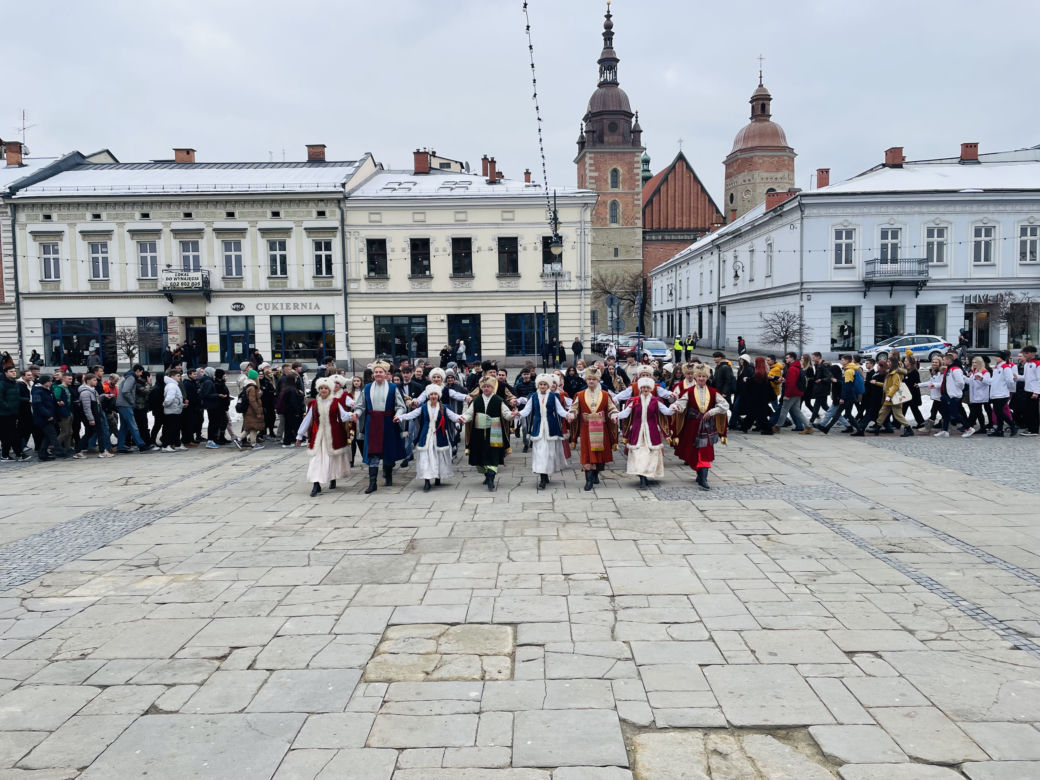 Maturzyści zatańczyli na Rynku poloneza