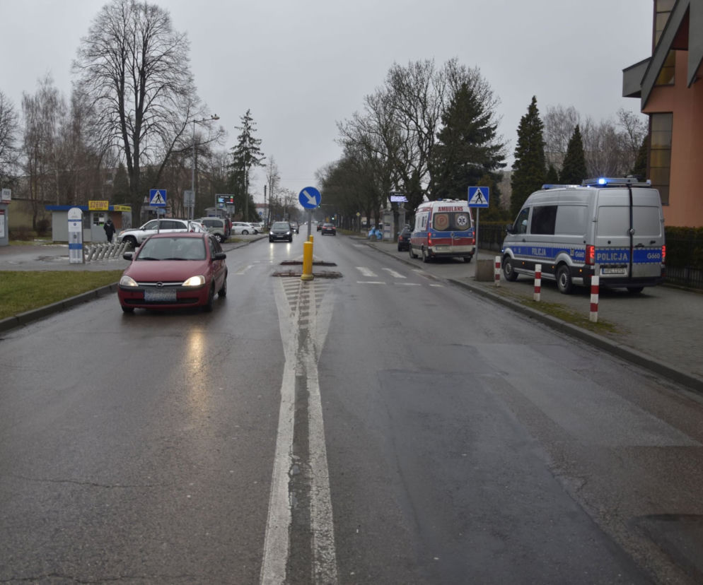 Tarnów. 73-latek potrącił kobietę na pasach i uciekł. Tego samego dnia wjechał w ogrodzenie