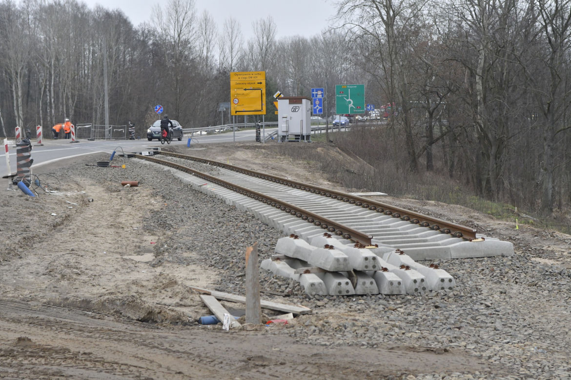Kolejarze wznowili prace nad budową trasy do Zegrza. Dotarła brakująca geowłóknina
