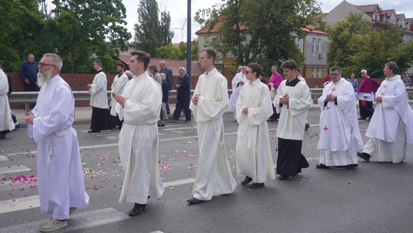 Boże Ciało 2025. Tysiące osób uczestniczyło w olsztyńskich procesjach