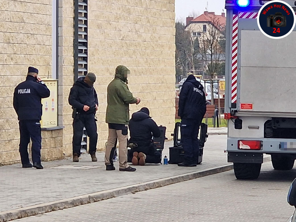 Akcja służb w Michałowicach. Podejrzana paczka między komisariatem a urzędem gminy