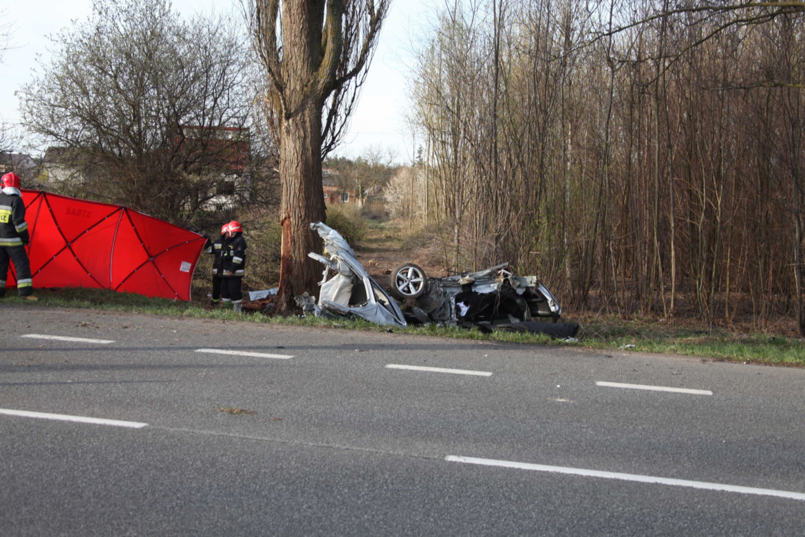 Razem się urodzili i razem zginęli. Audi bliźniaków roztrzaskało się o przydrożne drzewo 