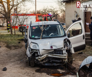 Wypadek w Nowej Wsi Ełckiej. Auto staranowało prywatną posesję