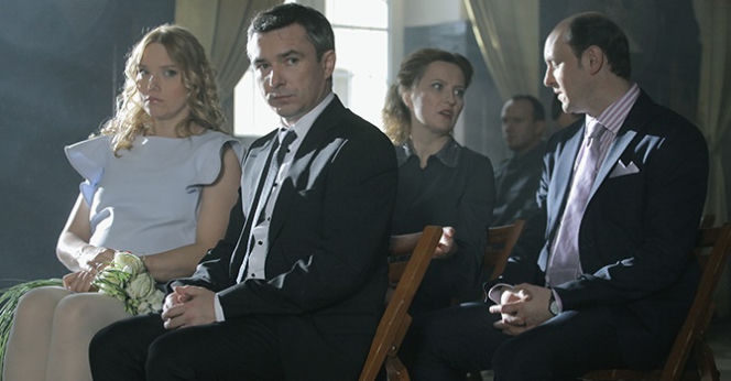 Krew z krwi 2 sezon. Wiktor (Andrzej Andrzejewski), Paweł Lipski (Adam Woronowicz), Ewa (Roma Gąsiorowska), Sandra (Izabela Kuna)
