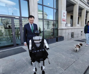 Spotkanie ministra finansów z robotem