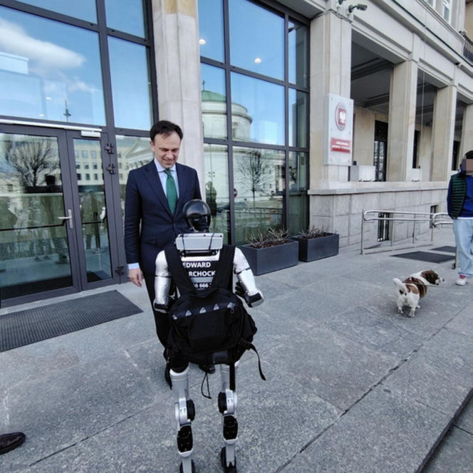 Spotkanie ministra finansów z robotem