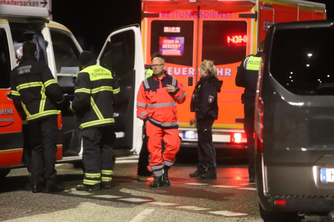 Terrorysta na lotnisku w Hamburgu przetrzymuje córkę jako zakładniczkę
