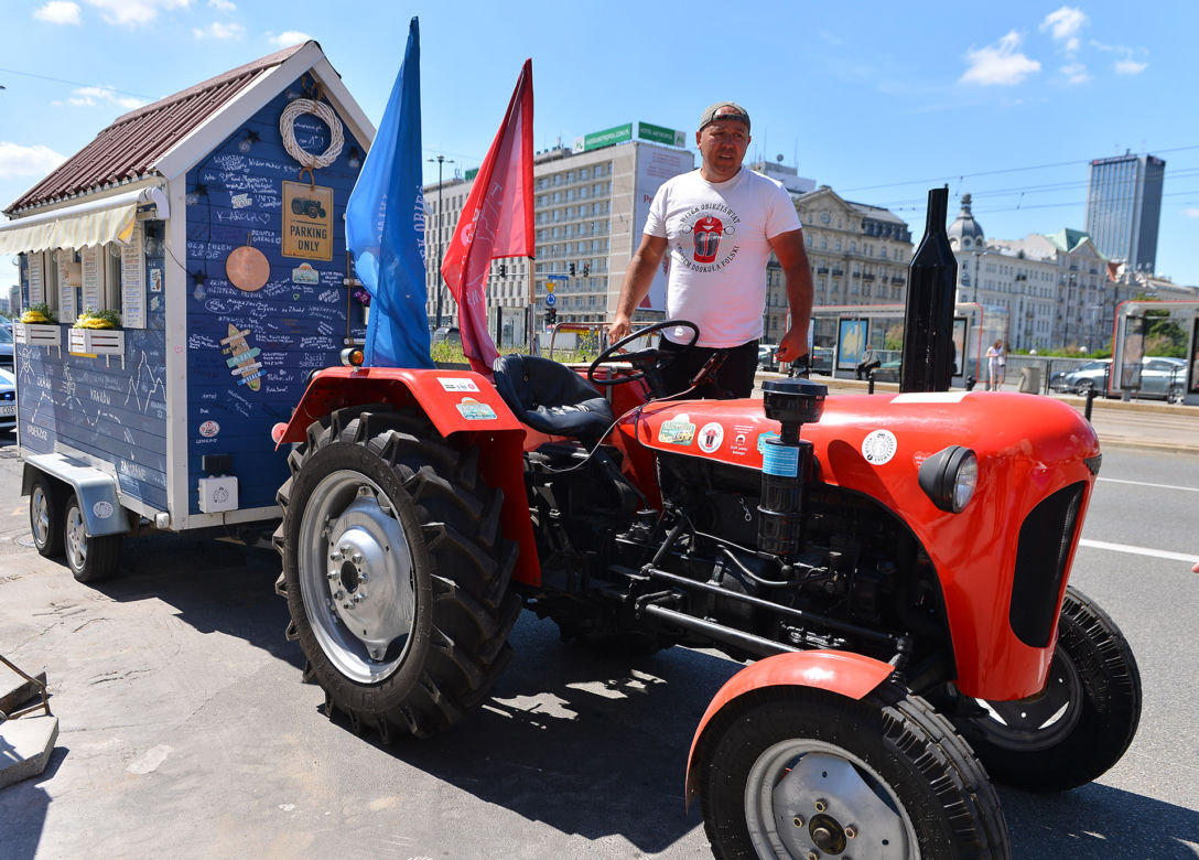 Wjechał do centrum na traktorze. Otoczyła go policja