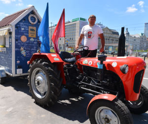 Wjechał do centrum na traktorze. Otoczyła go policja