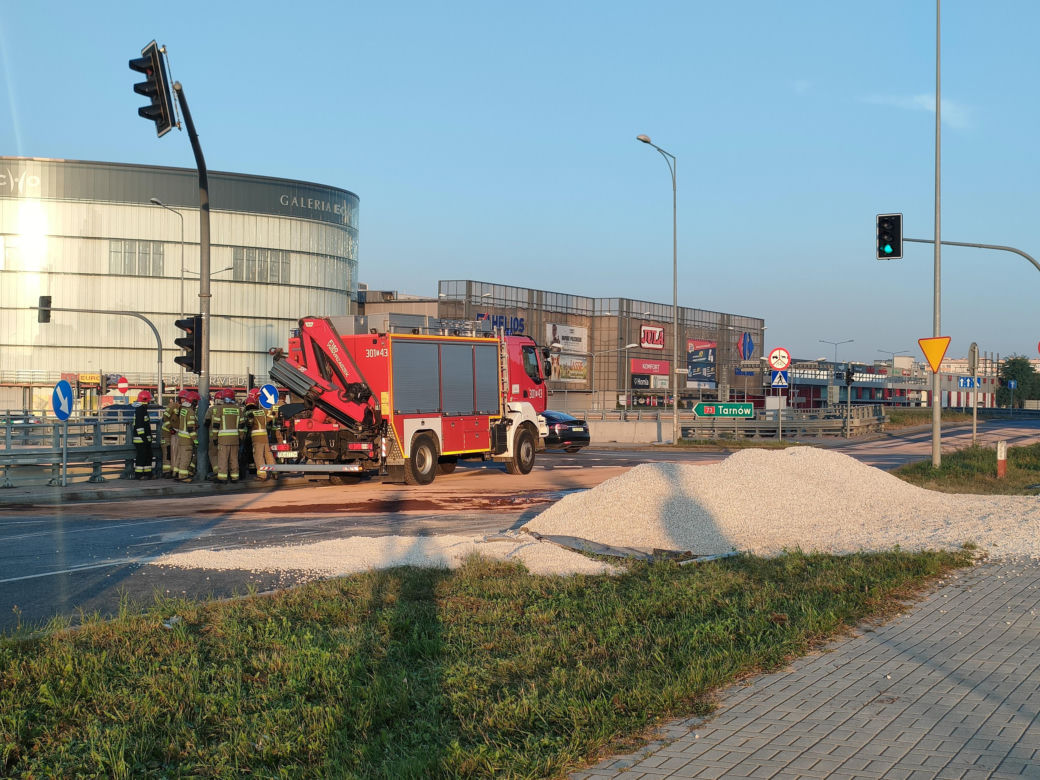 Przewrócona ciężarówka w Kielcach