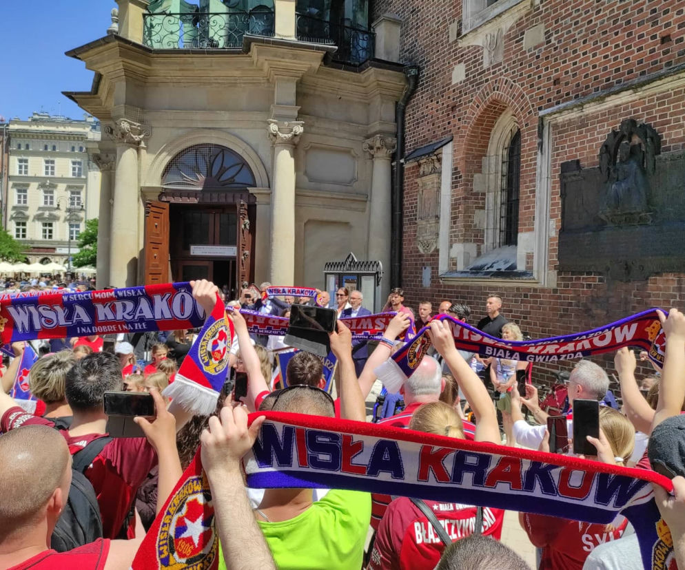 Kibice zaśpiewali hymn Wisły Kraków z okazji 115. rocznicy powstania klubu.
