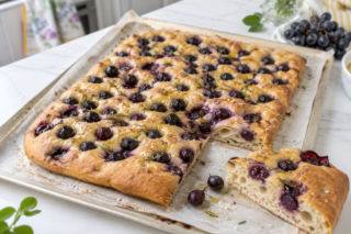 Schiacciata all’uva, czyli toskański chleb z winogronami. Rozmaryn i sól trzymają go z dala od deseru