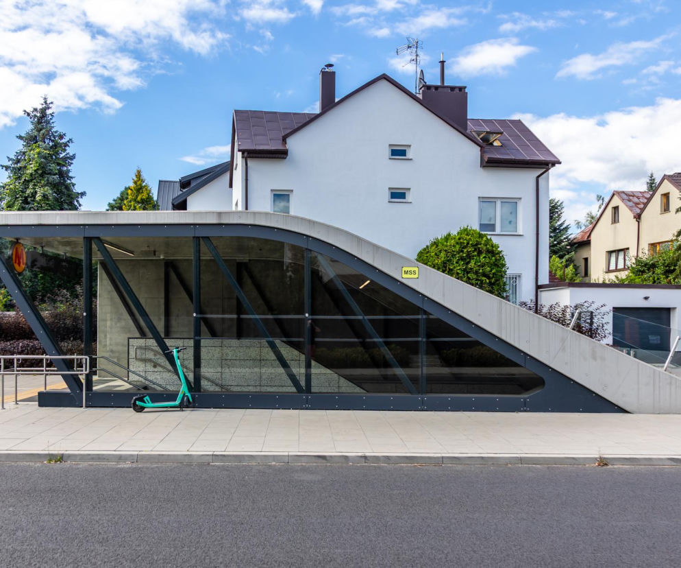 Nowoczesne wejście do stacji metra Zacisze na tle domów jednorodzinnych. O tym kontraście przeczytasz w serwisie Architektura.