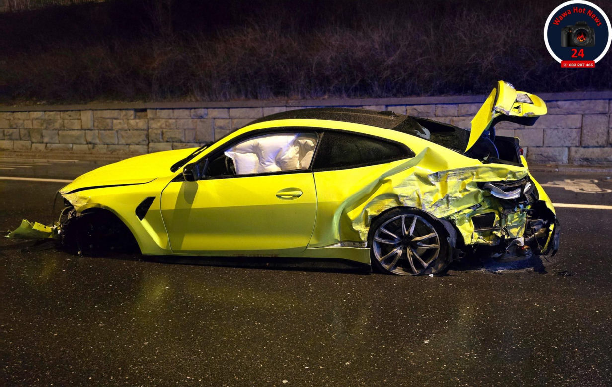 Kraksa w centrum Warszawy. Kanarkowe BMW roztrzaskało się na barierkach