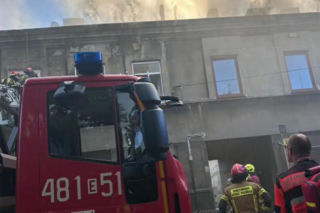 Chciał spalić lokatorów, bo pokłócił się z partnerką. Ogień odciął im drogę ucieczki