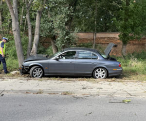 Kompletnie pijany kierowca Jagura gruchnął w Audi i rozbił się na drzewie. Jedna osoba w szpitalu