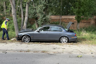 Kompletnie pijany kierowca Jagura gruchnął w Audi i rozbił się na drzewie. Jedna osoba w szpitalu